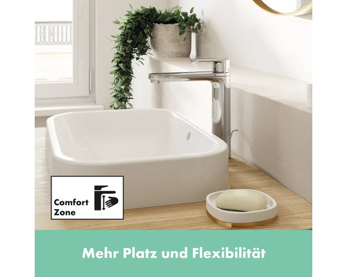 Modernes Badezimmer mit Waschbecken, Armatur und Pflanze