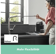 Küchenszene mit Spültischarmatur und ausziehbarer Brause zum Befüllen einer Kaffeemaschine