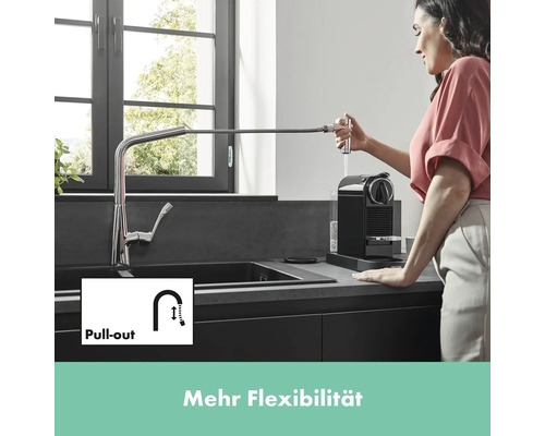 Küchenszene mit Spültischarmatur und ausziehbarer Brause zum Befüllen einer Kaffeemaschine