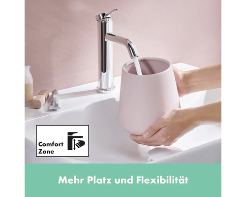 Waschtischarmatur mit ComfortZone und Behälter unter fließendem Wasser für mehr Platz und Flexibilität am Waschbecken.