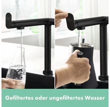 Wasserhahn gibt gefiltertes und ungefiltertes Wasser in Glasflasche und Krug