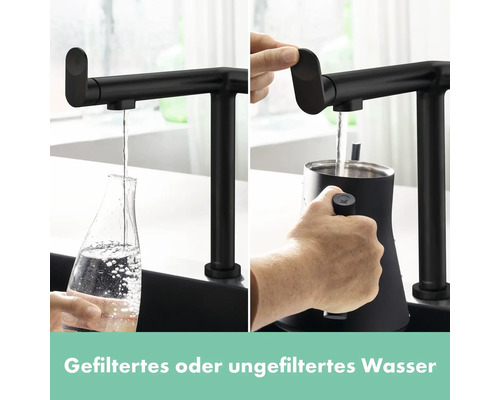 Wasserhahn gibt gefiltertes und ungefiltertes Wasser in eine Flasche und einen Behälter aus.