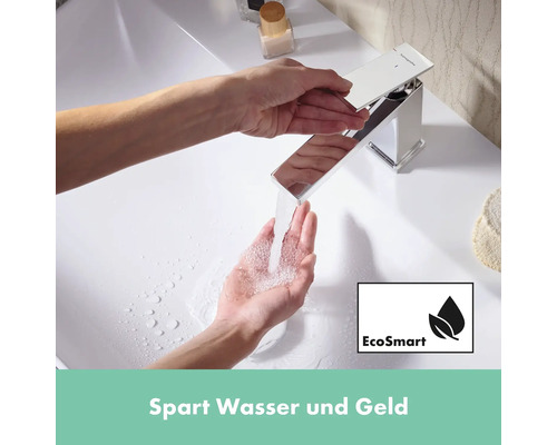 "Frau hält Hände unter laufenden Wasserhahn im Badezimmer