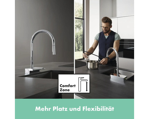 Küchenszene mit einer modernen Spültischarmatur mit hohem Auslauf und einer Person, die einen Topf befüllt.