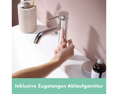 Nahaufnahme eines glänzenden Wasserhahns am Waschbecken mit Zugstangen Ablaufgarnitur