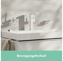 Waschbecken mit Armatur, Seifenschale und Zahnbürstenhalter im Badezimmer