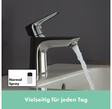 Glänzender Wasserhahn mit Normalstrahlfunktion auf Waschbecken