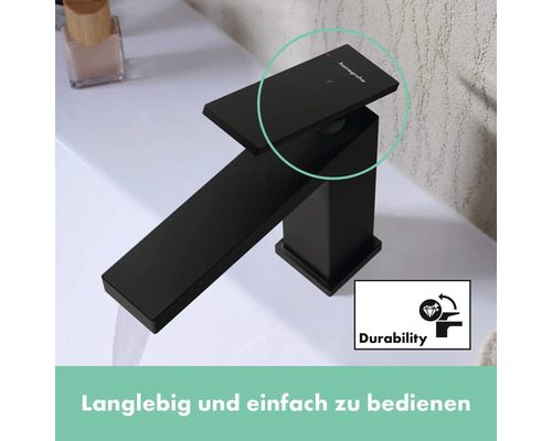 Schwarzer Waschtischmischer von Hansgrohe auf einem Waschbecken.