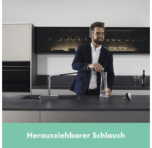 Moderner Küchenbereich mit ausziehbarer Schlaucharmatur beim Befüllen einer Karaffe