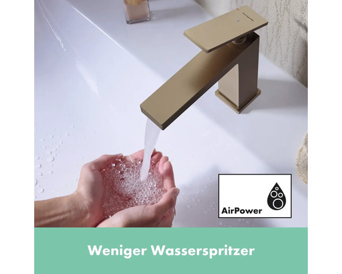 Goldfarbene Armatur am Waschbecken mit laufendem Wasser und AirPower Symbol