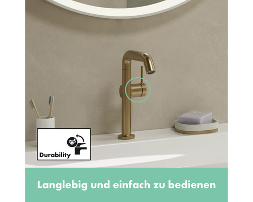 Goldfarbener Wasserhahn auf Waschbecken mit Zahnbürsten und Seife, Symbol für Langlebigkeit