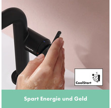 Hansgrohe Logo. Eine Hand wäscht sich unter einem schwarzen Wasserhahn mit CoolStart Funktion.