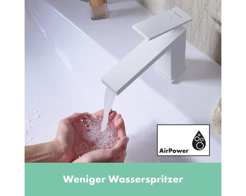 Aufnahme einer Person, die unter einem Wasserhahn ihre Hände wäscht, mit dem AirPower Symbol
