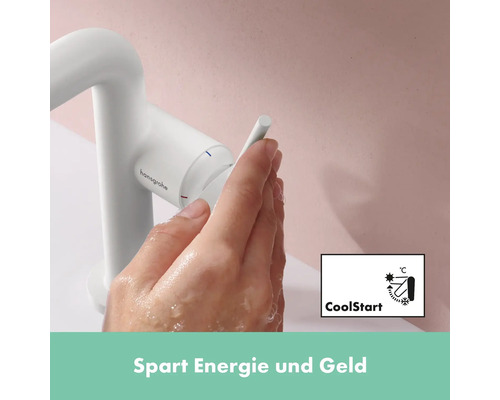 Person bedient einen Wasserhahn der Marke Hansgrohe mit CoolStart Funktion