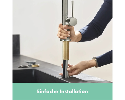 Installation einer Küchenarmatur in einer Spüle.