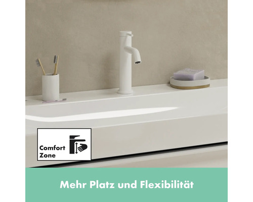 Weißes Waschbecken mit Armatur, Seife, Zahnbürsten und Comfort Zone Symbol für mehr Flexibilität
