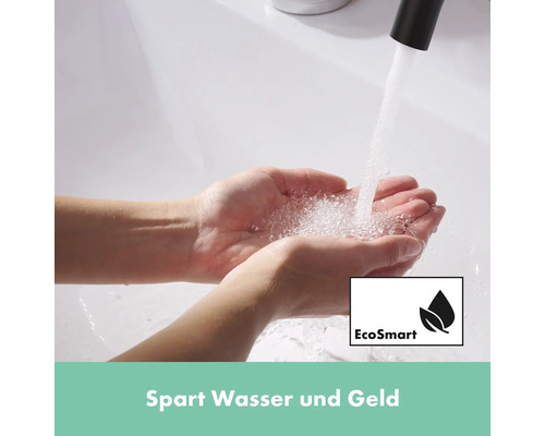 Frau hält Wasser aus einem Wasserhahn mit EcoSmart Funktion in den Händen