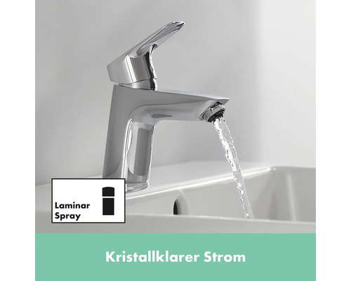 Glänzender Wasserhahn mit Laminarstrahl im Badezimmer