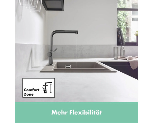 Küchenszene mit Spüle und Armatur mit Comfort Zone Funktion für mehr Flexibilität