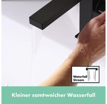 Wasserhahn mit Wasserfallstrahl und Hand unter dem Wasser
