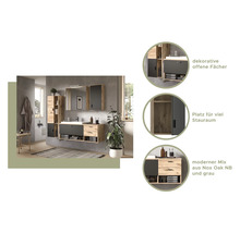 Badezimmer mit Waschtisch, Spiegelschrank und Hochschrank in Holzoptik und Grau