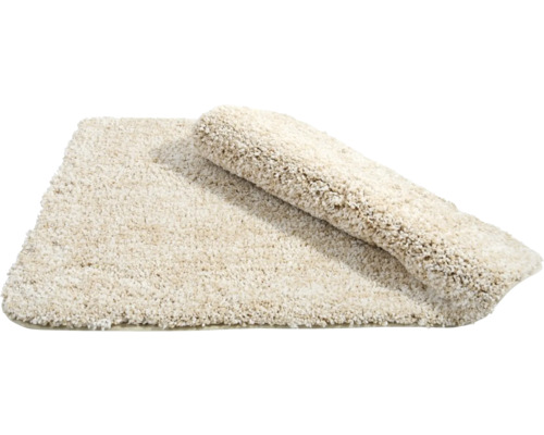 Beige Badematte, teilweise aufgerollt