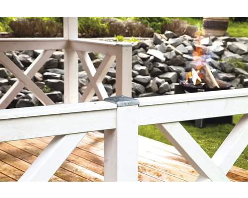 Detailansicht eines weissen Pavillons mit Holzdeck und Feuerstelle im Hintergrund