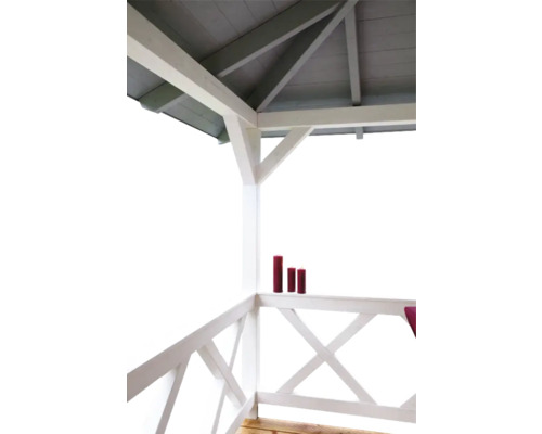 Detailansicht eines weißen Holzpavillons mit Geländer und Kerzen