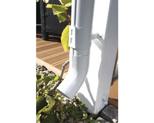 Detailansicht einer montierten Dachrinnenanlage aus Kunststoff an einem Haus