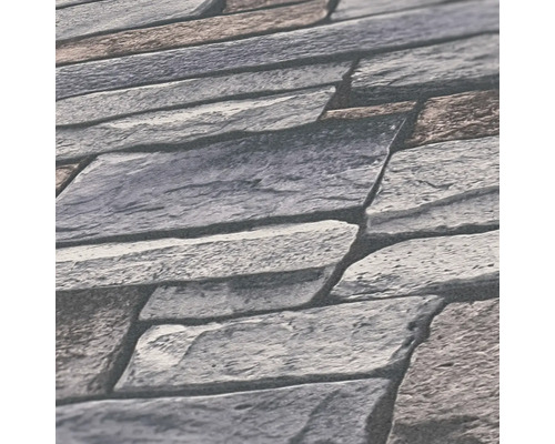 Nahaufnahme einer Tapete mit Steinoptik.