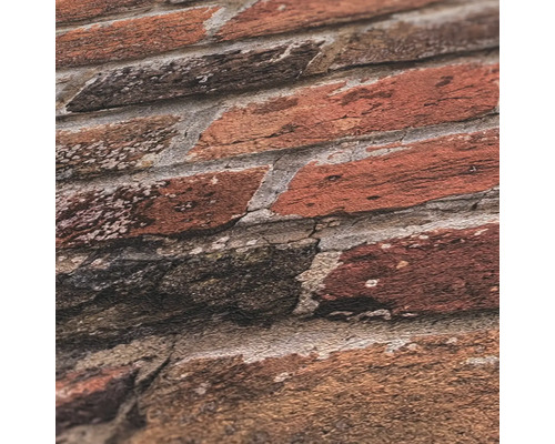 Nahaufnahme einer Ziegelsteinwand mit unregelmäßigen Ziegeln und Fugen