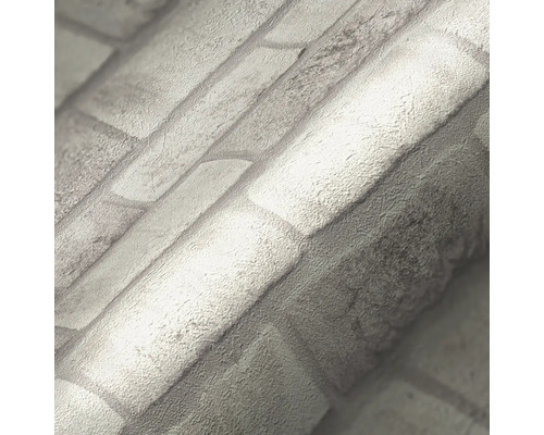 Nahaufnahme einer Tapetenrolle mit Backsteinmuster.