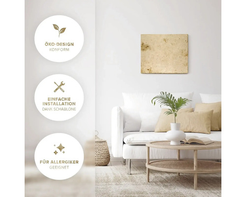 Wohnzimmer mit Wandpaneel, gekennzeichnet mit den Symbolen Ökodesign konform, einfache Installation dank Schablone und für Allergiker geeignet