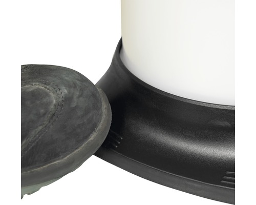 Fuß betätigt einen Tretmechanismus