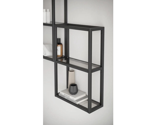 Wandregal mit Glasböden und Metallrahmen