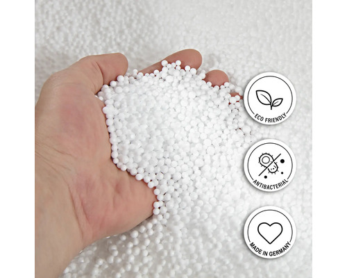 Hand hält weiße Füllkugeln mit den Symbolen: umweltfreundlich, antibakteriell und hergestellt in Deutschland