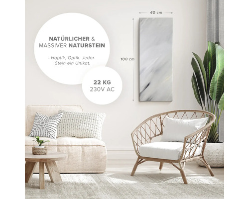 Wohnzimmer mit Naturstein Wandpaneel, Sofa und Sessel
