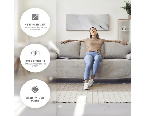 Wohnzimmer mit entspannter Frau auf Sofa und Hinweisen zur Heizleistung