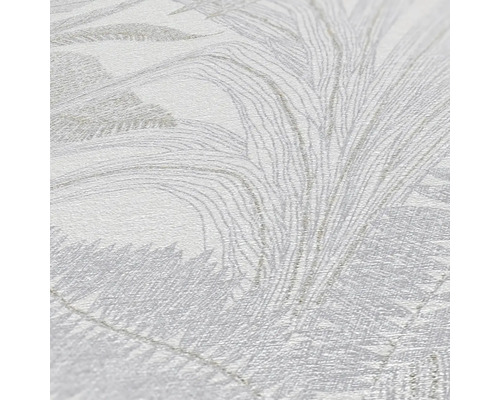 Nahaufnahme einer weißen Tapete mit dezentem Pflanzenmuster