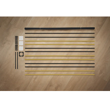 Einzelteile eines Regals auf einem Holzboden.