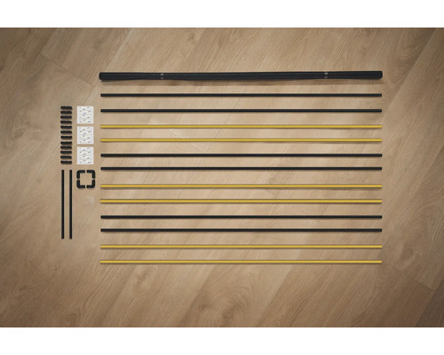 Einzelteile eines Regals auf einem Holzboden.