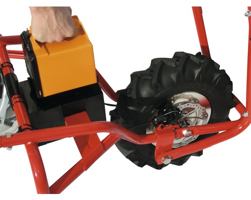 Detailaufnahme eines Akkus und eines Reifens eines Motorgeräts