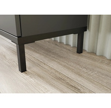 Detailaufnahme eines Badezimmermöbels mit Metallfüßen auf Holzboden.