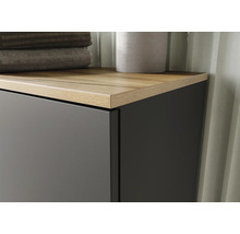 Detailansicht eines Badezimmerschranks mit Holzplatte