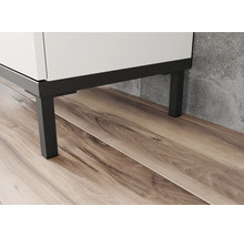 Detailansicht eines Badezimmerschranks mit Metallfüßen auf einem Holzboden.