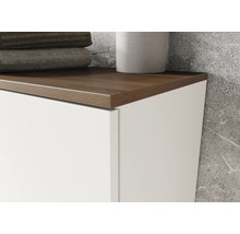 Detailansicht eines Badezimmerschranks mit Holzplatte