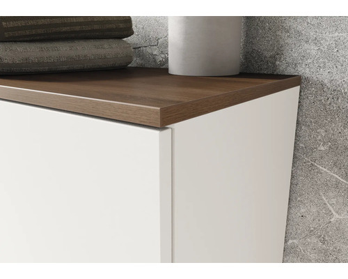 Detailansicht eines Badezimmerschranks mit Holzplatte
