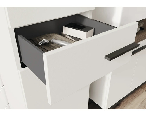 Geöffneter Badezimmerschrank mit Rasierer und Box
