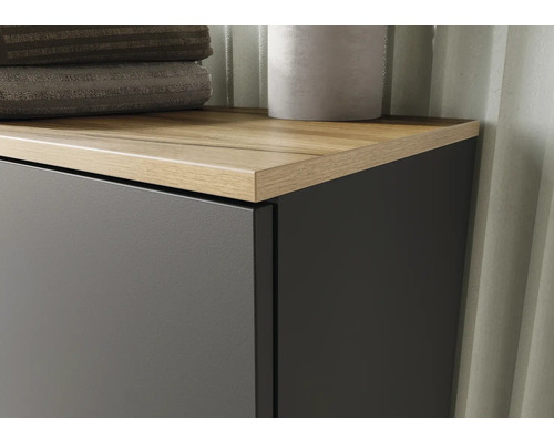 Detailaufnahme eines Badezimmerschranks mit Holzplatte