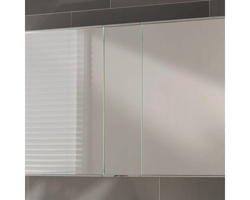 Spiegelschrank mit drei Türen im Badezimmer